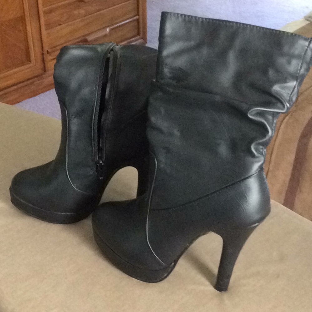 Never worn black boot. Really cute